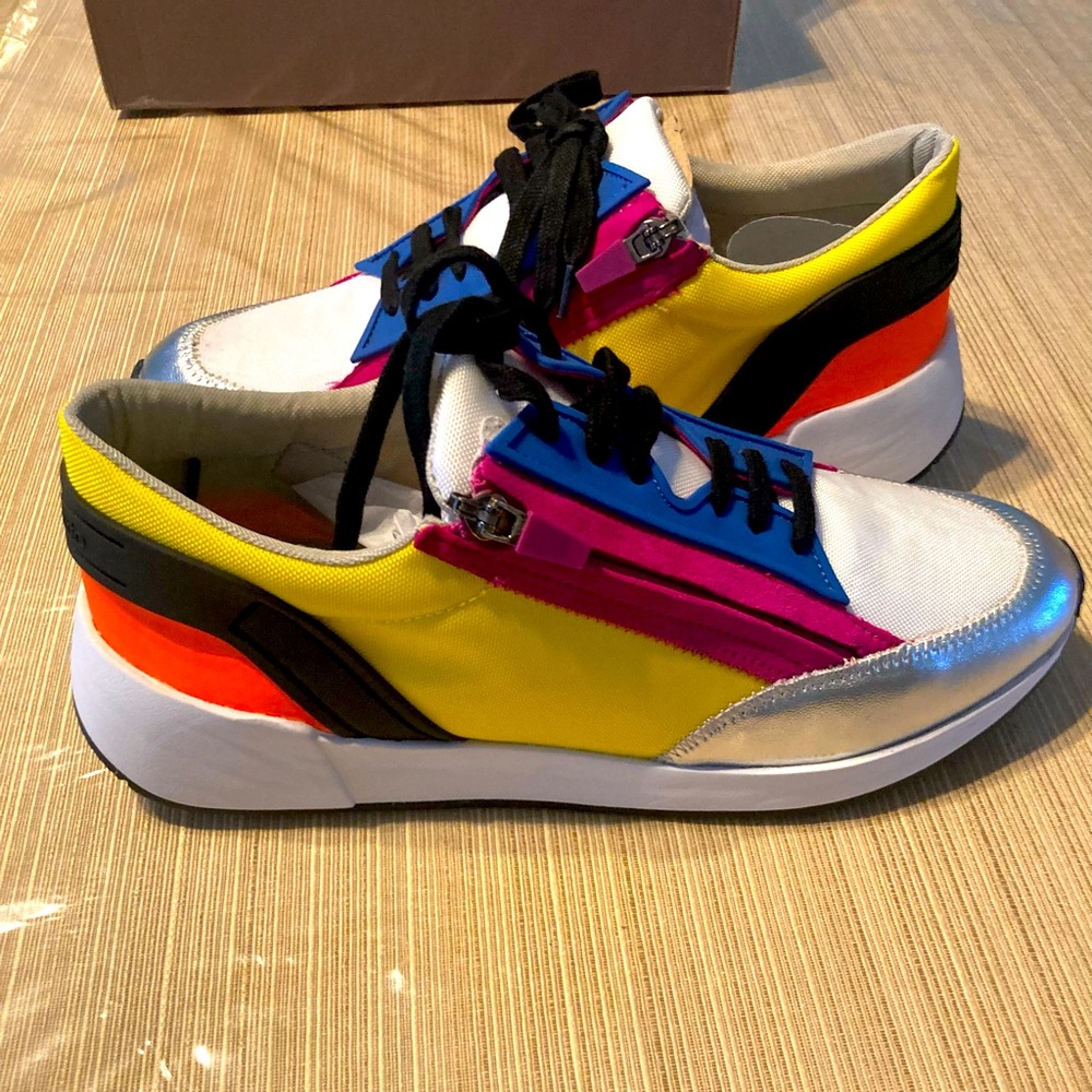 Suede paneling brings refined style to this sporty colorblock pair of sneakers.